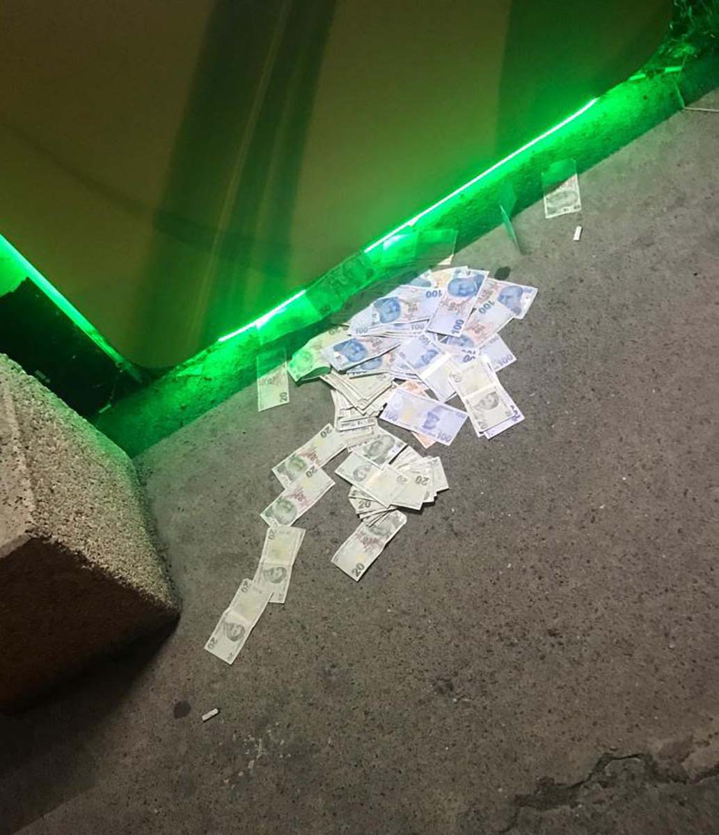 Zonguldak'ta ilginç olay! ATM paraları yola saçtı! 