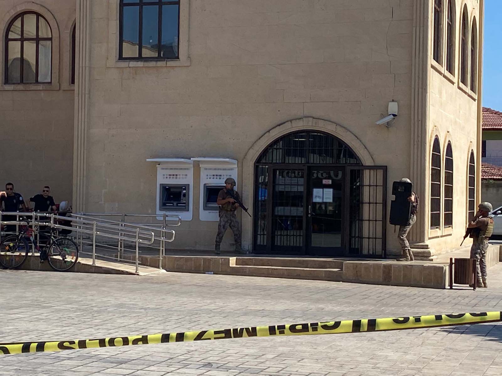 Son dakika | Antalya Kepez'de filmleri aratmayan olay! Bir bankanın müdürü rehin alındı