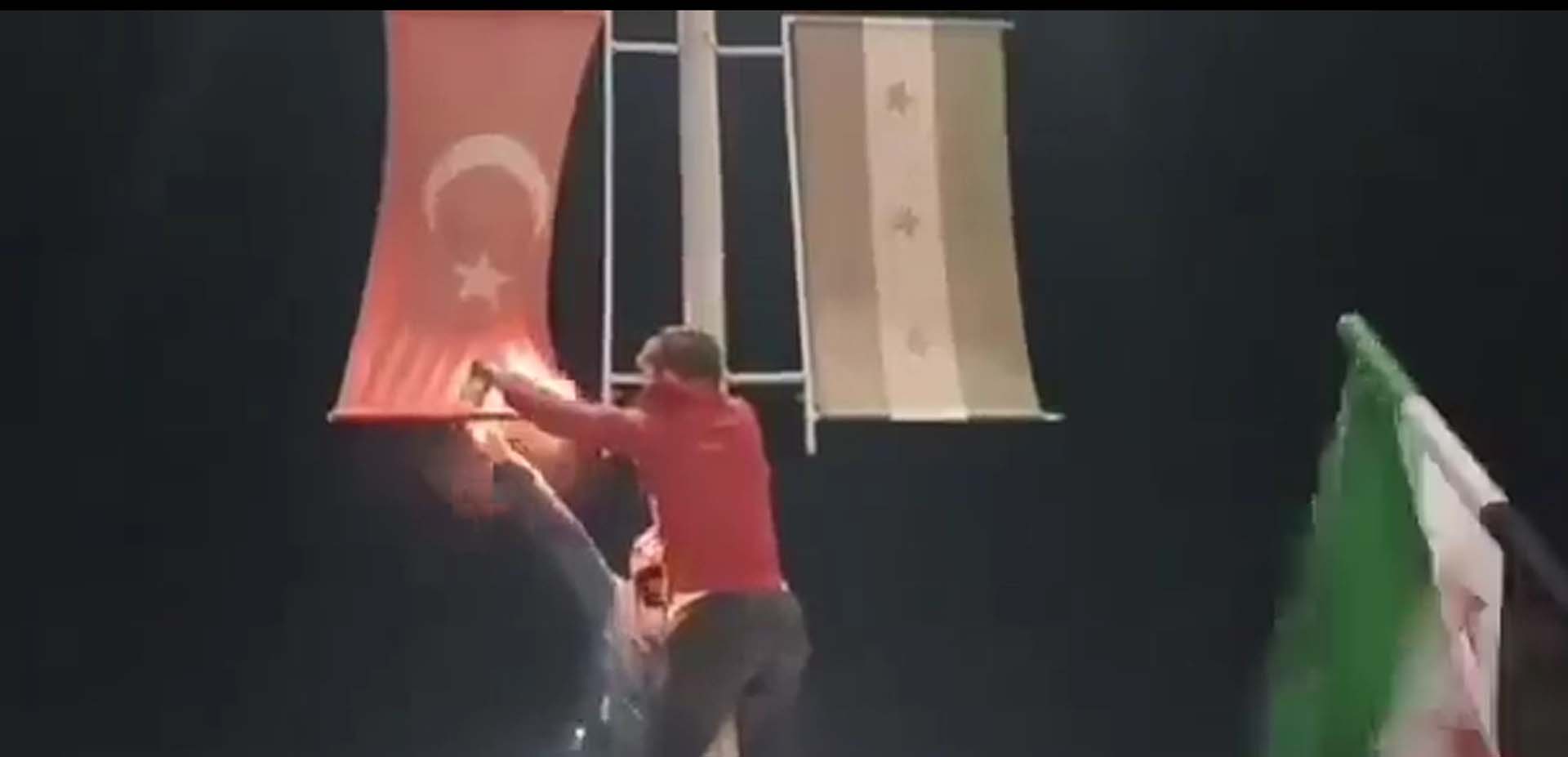 Bakan Çavuşoğlu'nun açıklamaları sonrası tepki çeken olay! Protestocular Türk bayrağını yaktı 