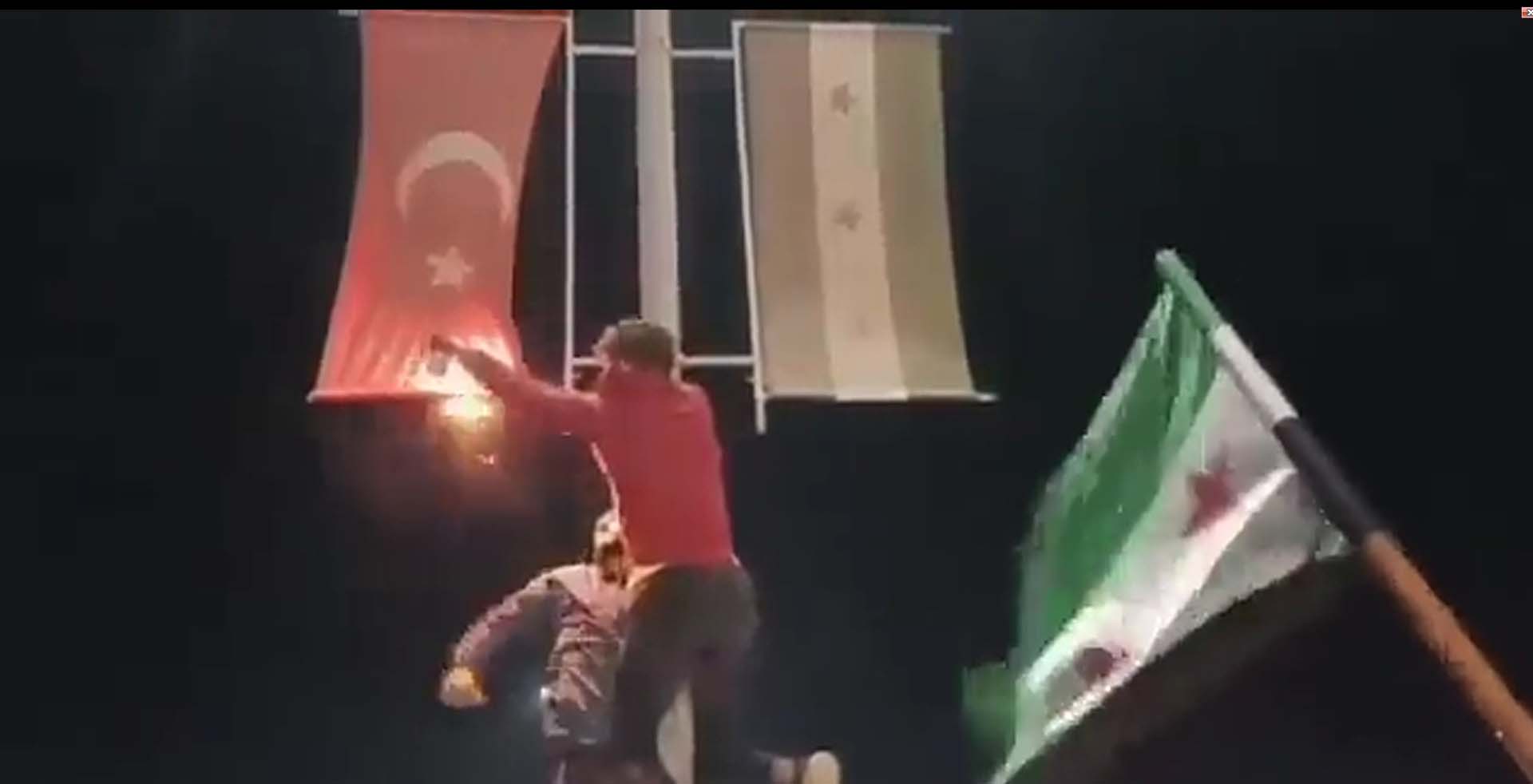 Bakan Çavuşoğlu'nun açıklamaları sonrası tepki çeken olay! Protestocular Türk bayrağını yaktı 