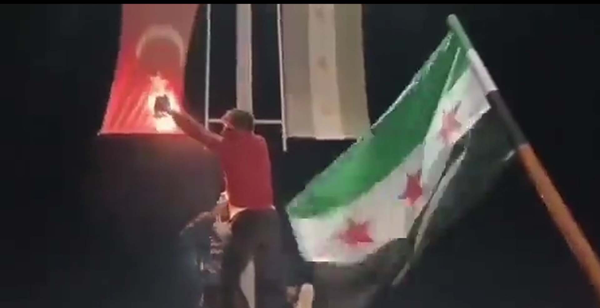 Bakan Çavuşoğlu'nun açıklamaları sonrası tepki çeken olay! Protestocular Türk bayrağını yaktı 