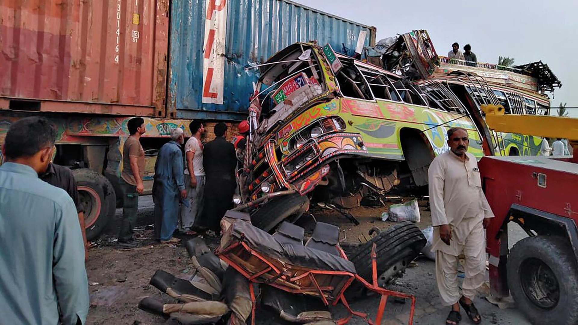 Pakistan'da kamyon yolcu otobüsünün üstüne devrildi! 13 ölü, 5 yaralı