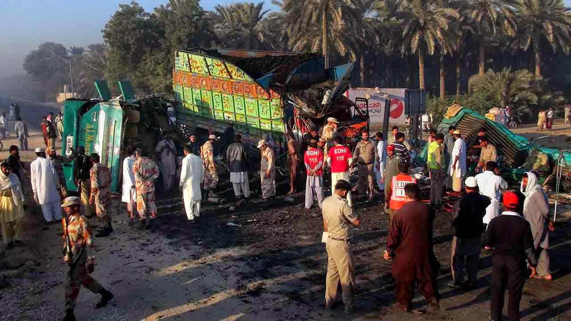 Pakistan'da kamyon yolcu otobüsünün üstüne devrildi! 13 ölü, 5 yaralı