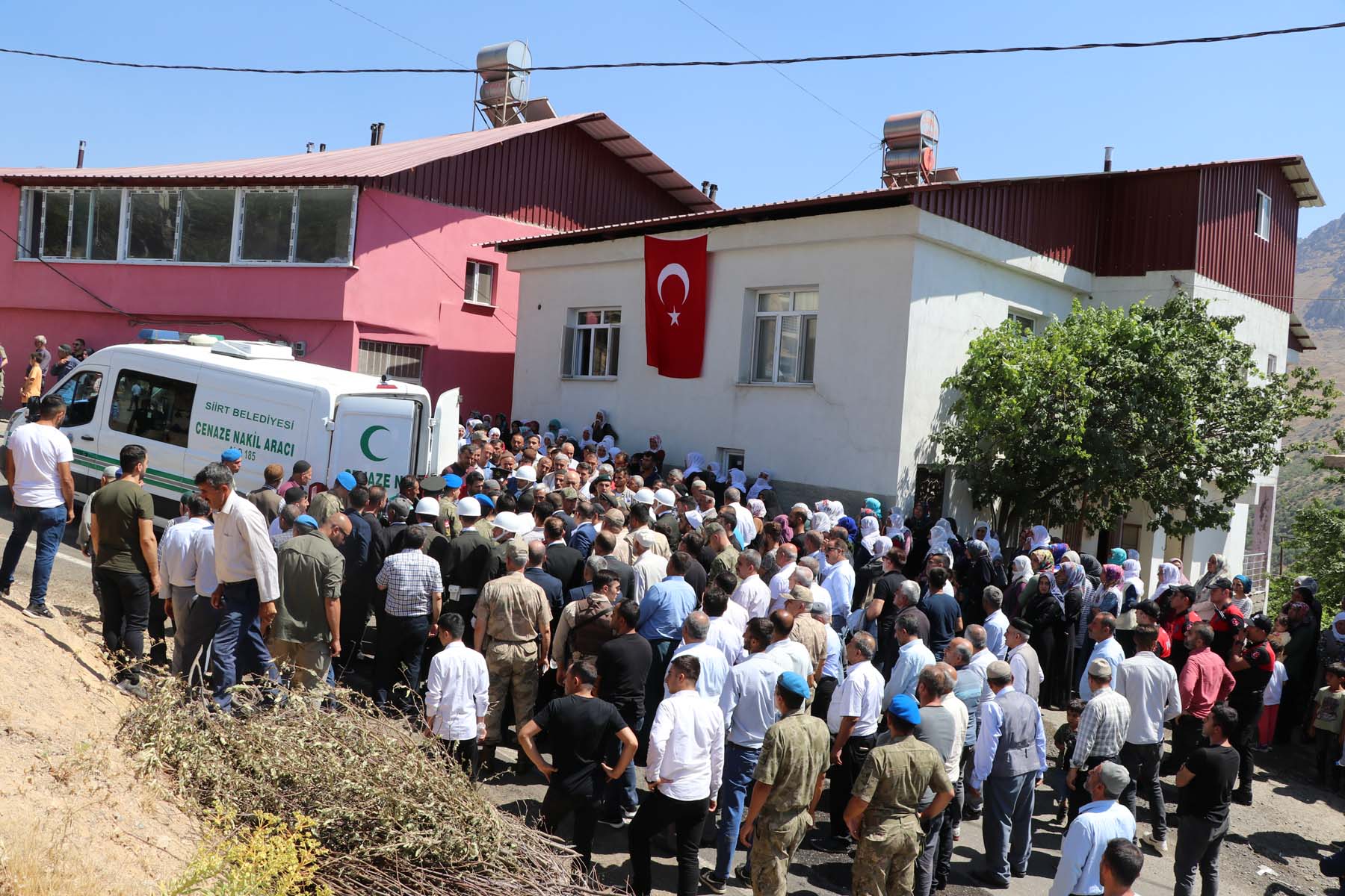 Pençe Kilit Operasyonu şehidi Ömer Bağra son yolculuğuna uğurlandı! Şehit yakınları Kürtçe ağıt yaktı, gözyaşı döktü 