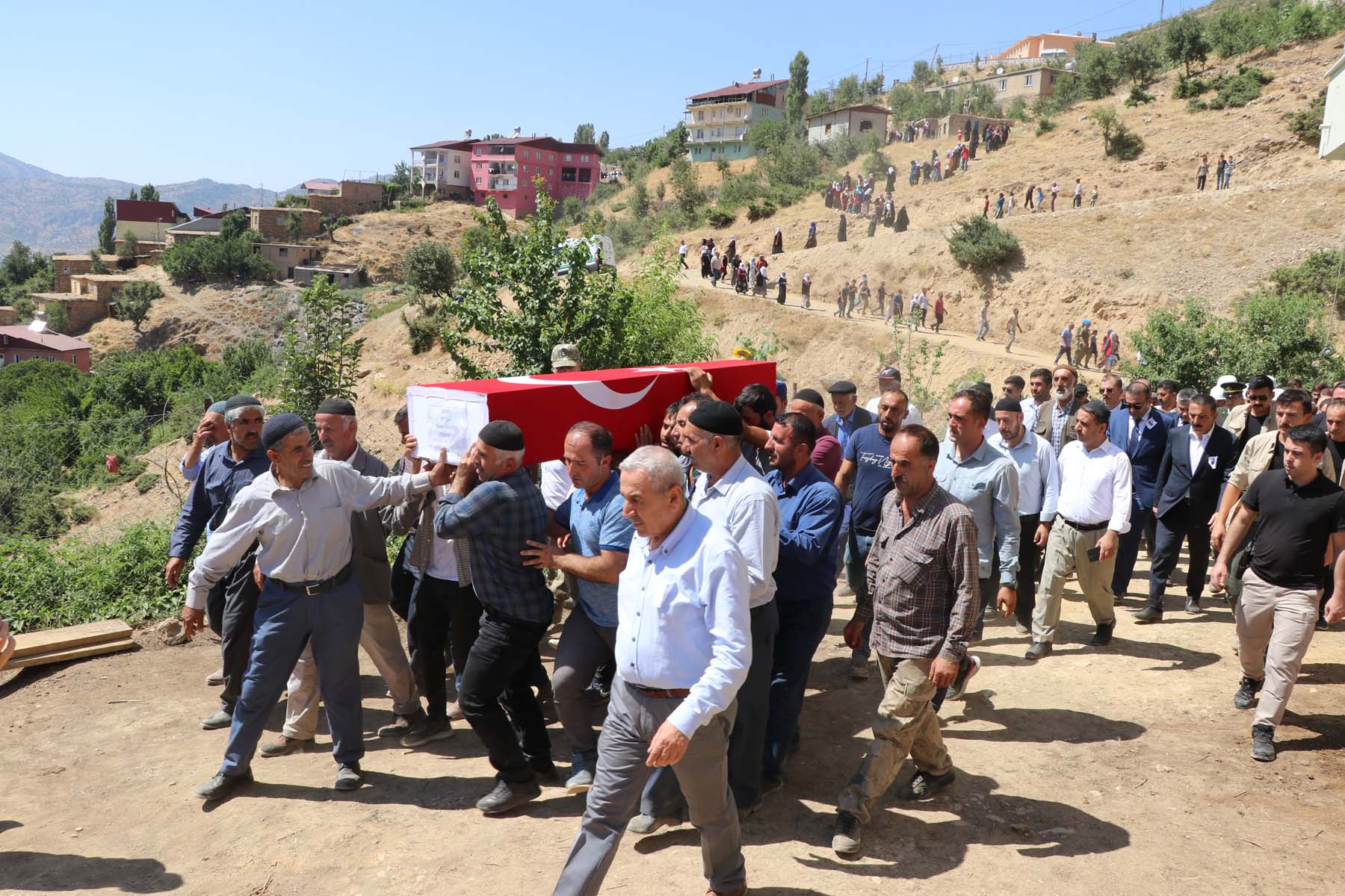 Pençe Kilit Operasyonu şehidi Ömer Bağra son yolculuğuna uğurlandı! Şehit yakınları Kürtçe ağıt yaktı, gözyaşı döktü 