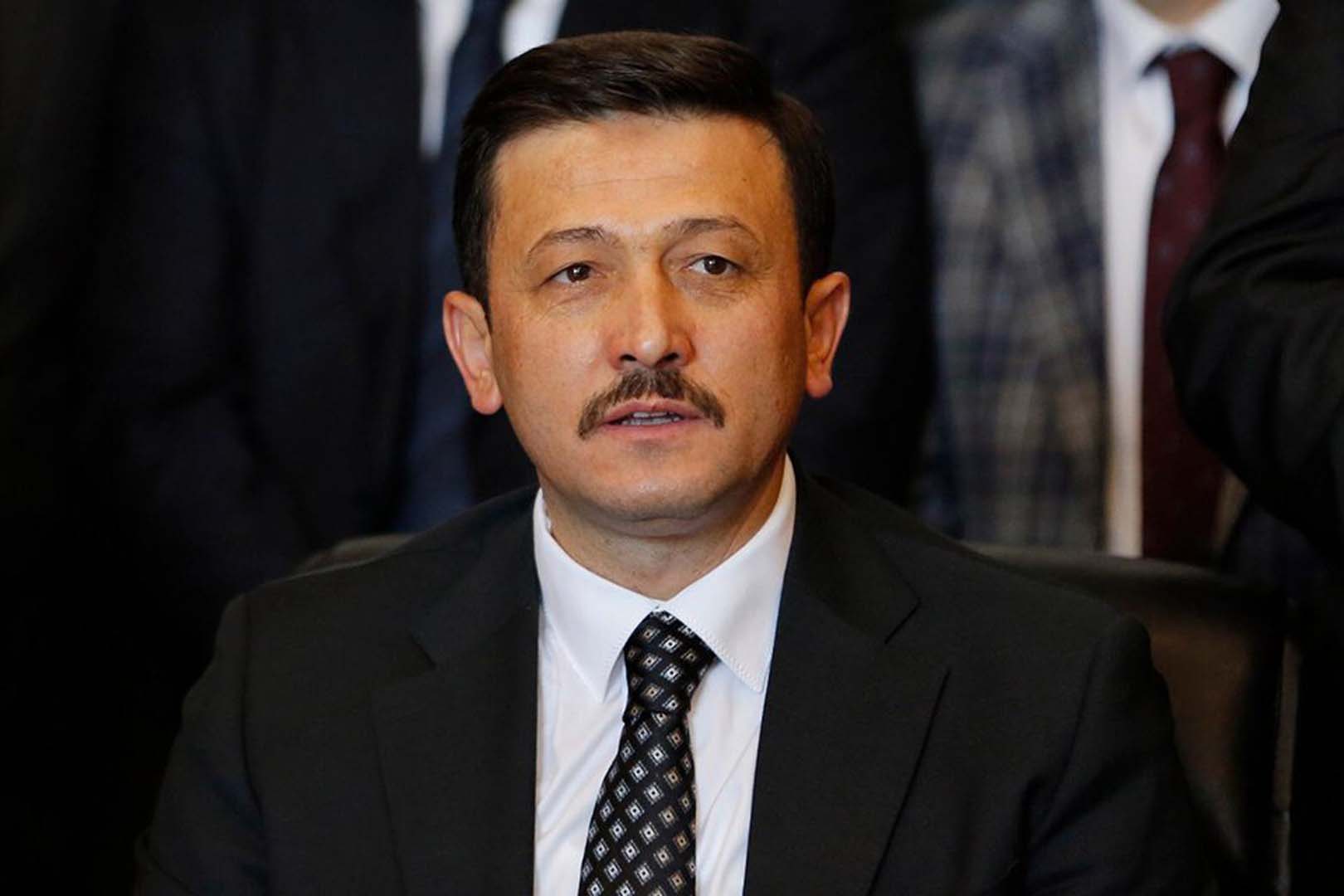 Yarım asırlık fıstık ağacını göz göre göre kestiler! Ak Partili Hamza Dağ'dan İzmir Büyükşehir'e tepki! Hangi projenize engel oldu o yarım asırlık çınar?