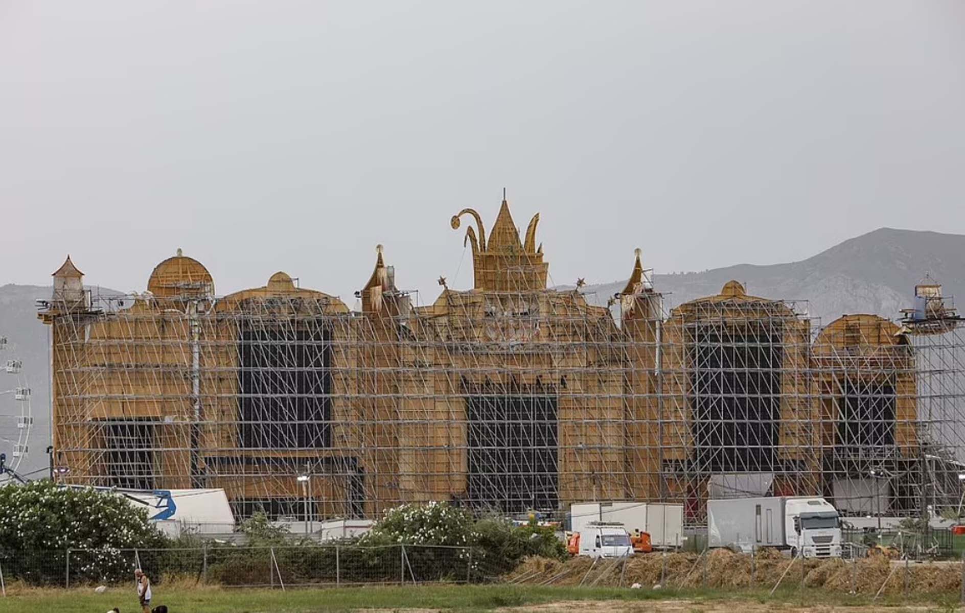 İspanya'da müzik festivali kana bulandı! Şiddetli rüzgar sahneyi çökertti: Ölü ve yaralılar var