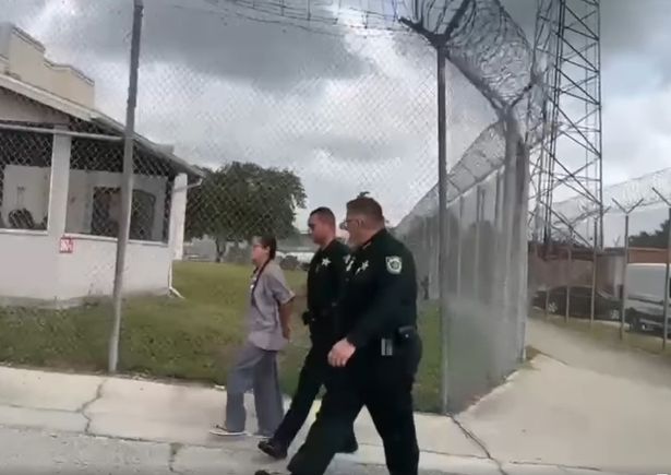 Hiç acımadı, köpeğini havuzda boğarak öldürdü! Köpeğin ölüsüyle 4 gün yaşayan kadın, tüm ülkeyi şoke etti! "Hayatımda gördüğüm en korkunç şey"