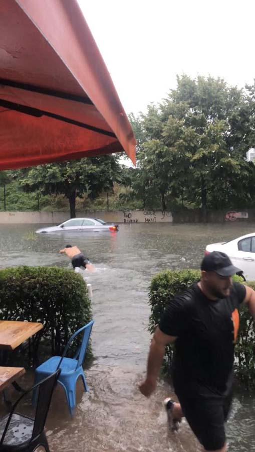 İstanbul'da sel felaketi yaşandı! Vatandaş seli fırsat bildi! Kimi yüzdü, kimi balık tuttu...