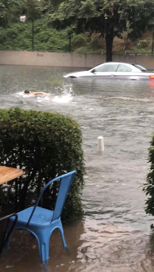 İstanbul'da sel felaketi yaşandı! Vatandaş seli fırsat bildi! Kimi yüzdü, kimi balık tuttu...