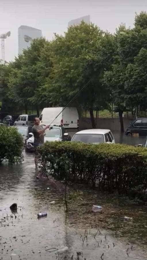 İstanbul'da sel felaketi yaşandı! Vatandaş seli fırsat bildi! Kimi yüzdü, kimi balık tuttu...