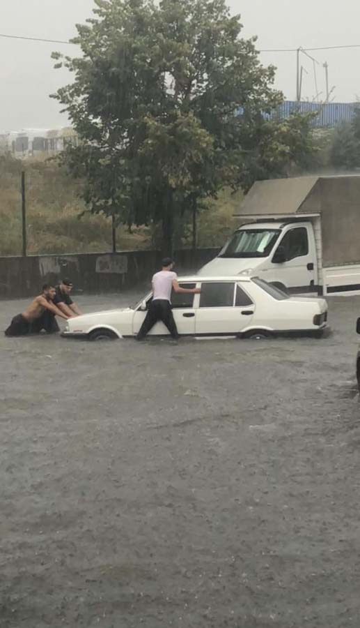 İstanbul'da sel felaketi yaşandı! Vatandaş seli fırsat bildi! Kimi yüzdü, kimi balık tuttu...