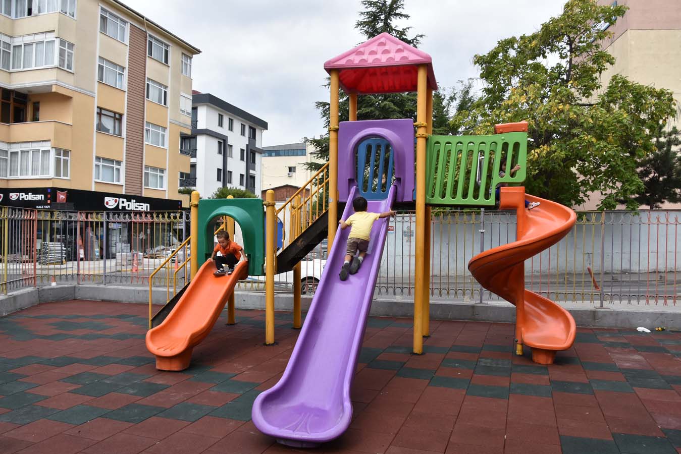 Pendik Belediyesi'nden bakım ve onarım çalışmaları! Park ve bahçeler yenileniyor!