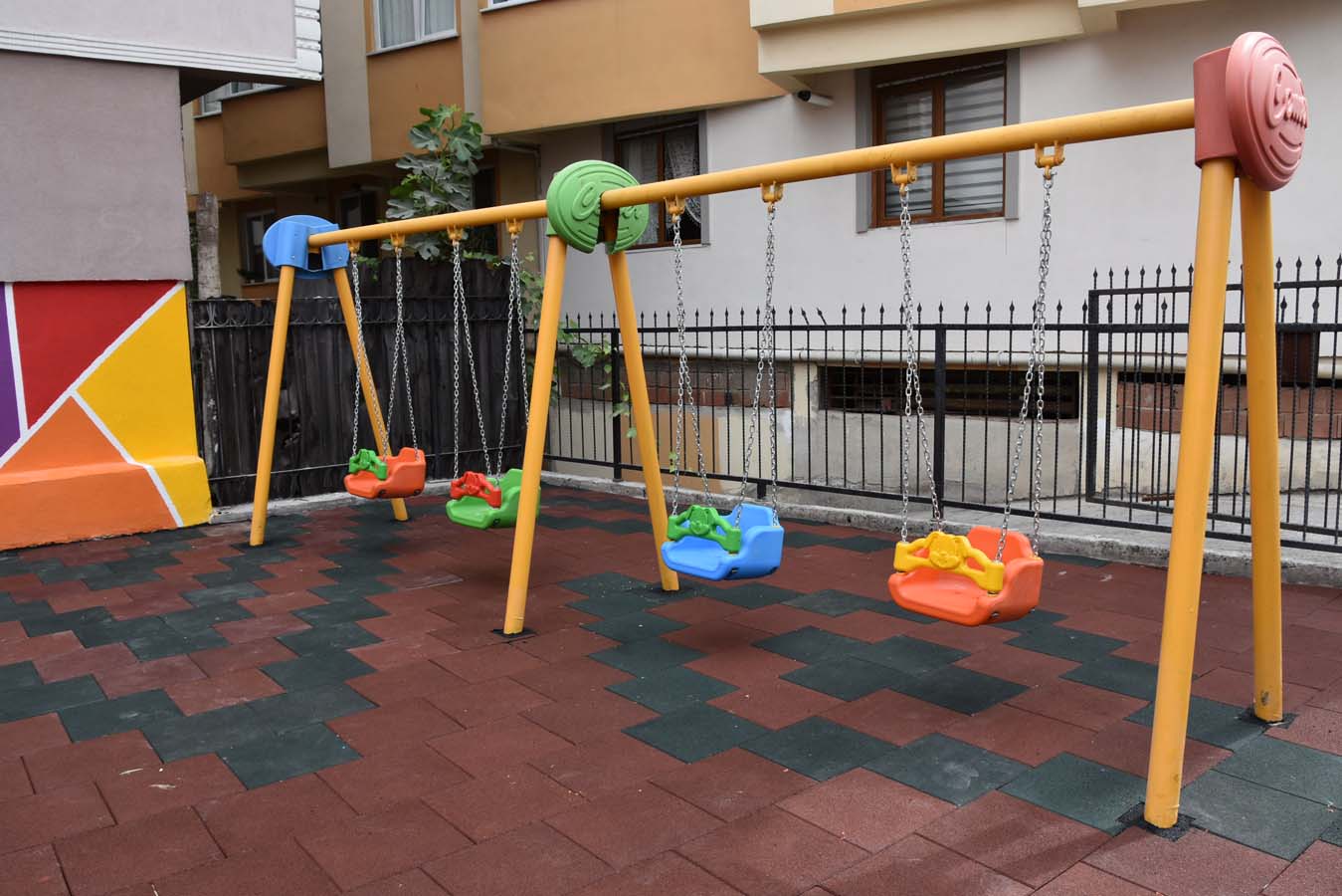 Pendik Belediyesi'nden bakım ve onarım çalışmaları! Park ve bahçeler yenileniyor!