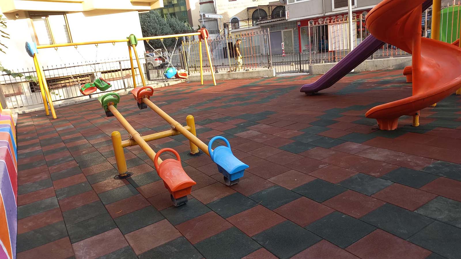 Pendik Belediyesi'nden bakım ve onarım çalışmaları! Park ve bahçeler yenileniyor!