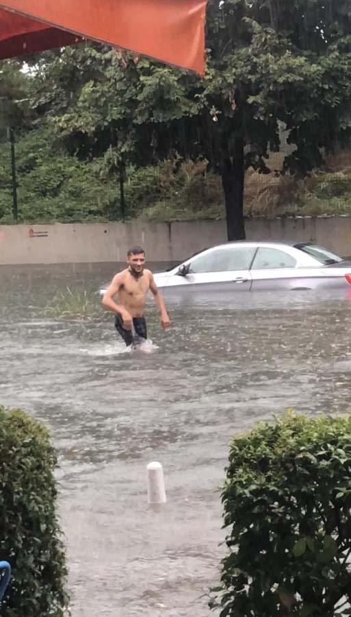 İstanbul'da sel felaketi yaşandı! Vatandaş seli fırsat bildi! Kimi yüzdü, kimi balık tuttu...