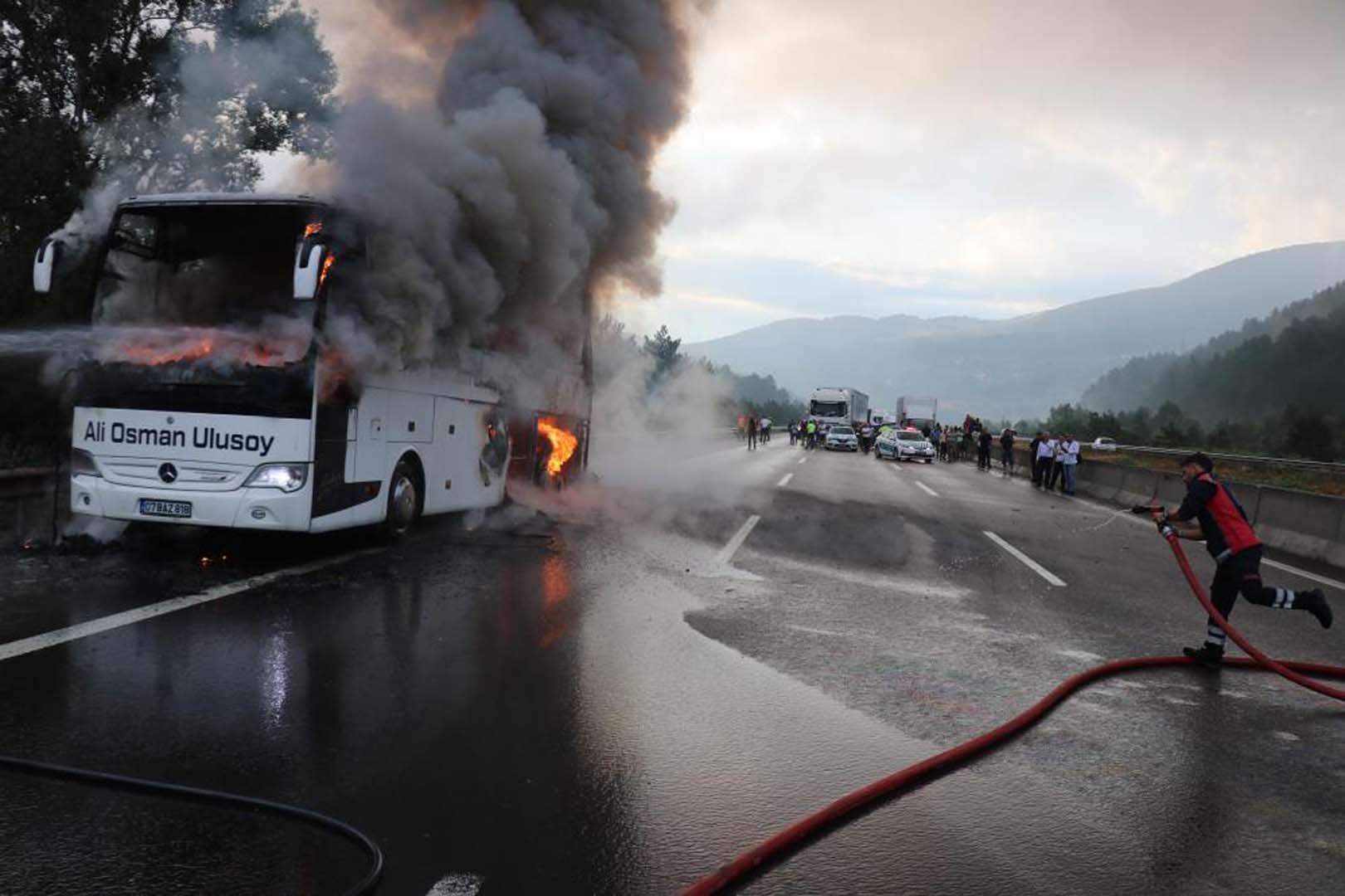 Yolcu otobüsü TEM Otoyolu'nda alevlere teslim oldu! Sürücü yolcuların hayatını kurtardı!