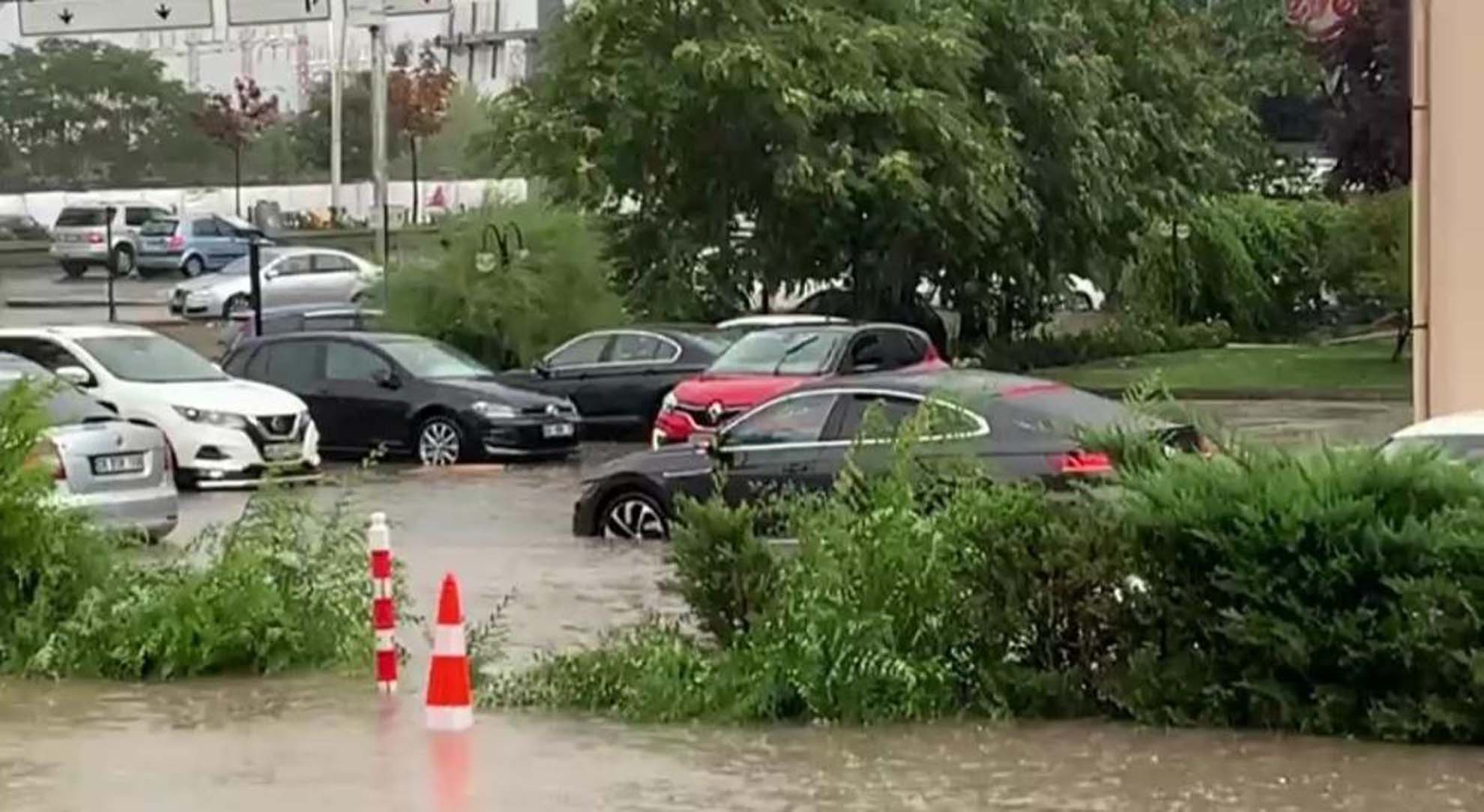 Ankara'yı sağanak yağış ve fırtına vurdu! Çankaya'da lisenin camları kırıldı: 4 öğrenci yaralandı