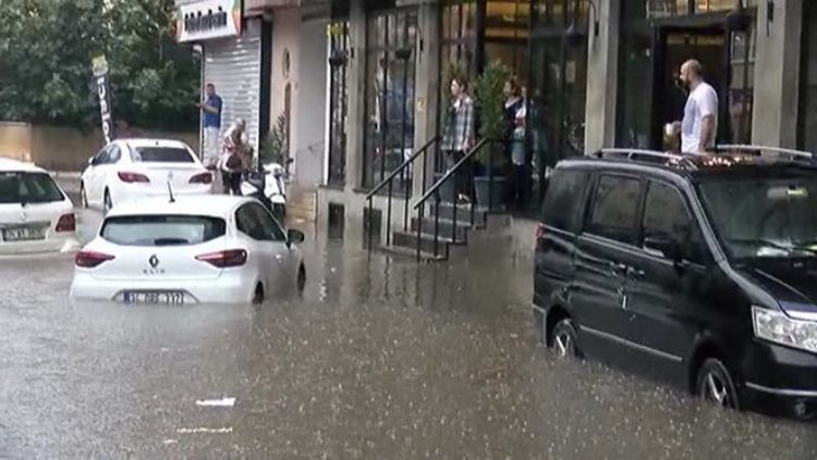 Ekrem İmamoğlu tatildeyken daha verimli oluyormuş! Bu defa İstanbul'da kaldı, çalışmaları fıs çıktı! Yollar göl oldu, vatandaş yine mağdur!