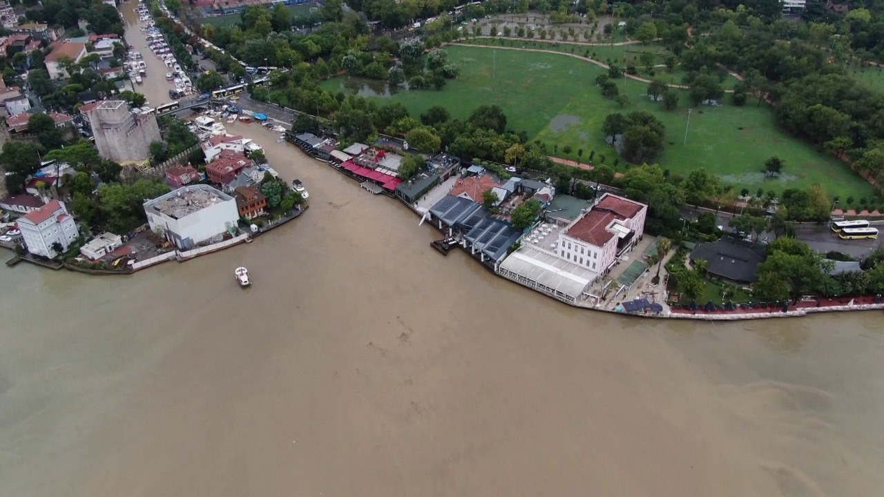 İstanbul, İstanbul olalı böyle zulüm görmedi! Sağanak yağış sonrası İstanbul Boğazı çamura bulandı, İmamoğlu nerede?