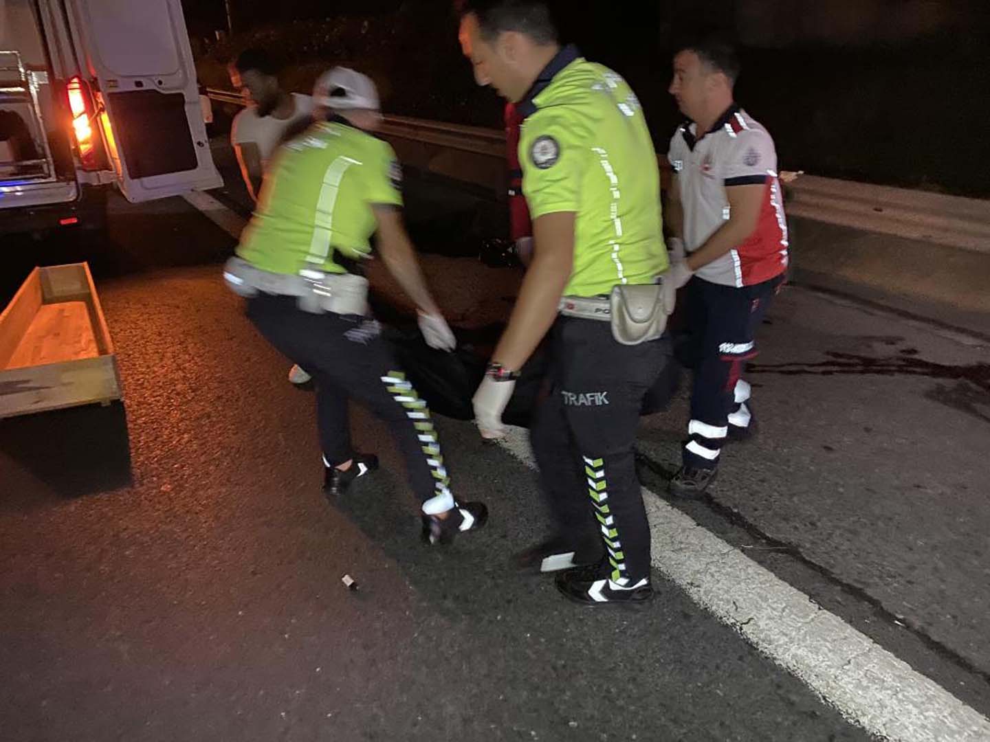 Kavacık Tem'de motosiklet ve otomobil birbirine girdi! 2 kişi yaşamını yitirdi!