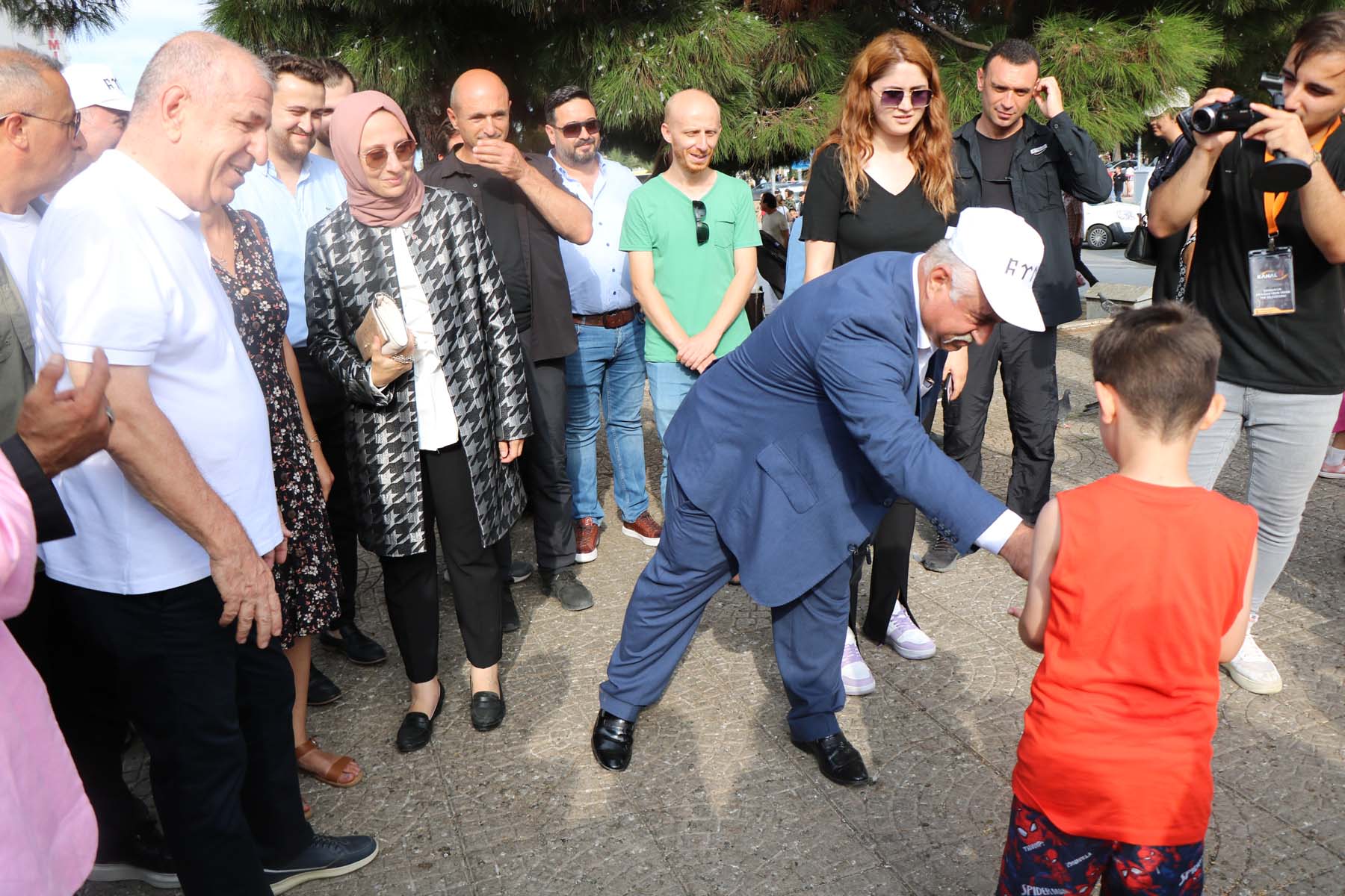 Ümit Özdağ, AK Parti standını ziyaret etti! Yaptığı çıkış sonrası beklemediği bir cevap aldı: Sizi üye yapalım