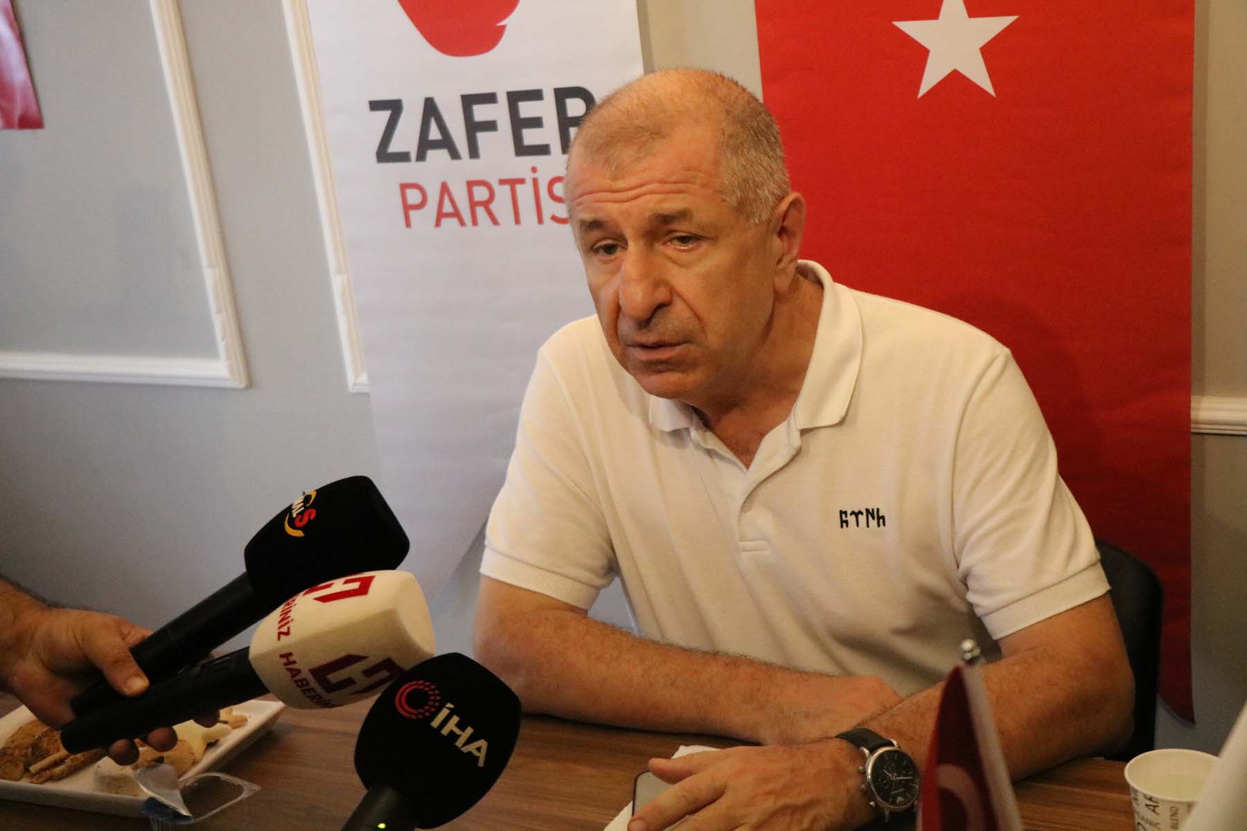 Ümit Özdağ, AK Parti standını ziyaret etti! Yaptığı çıkış sonrası beklemediği bir cevap aldı: Sizi üye yapalım