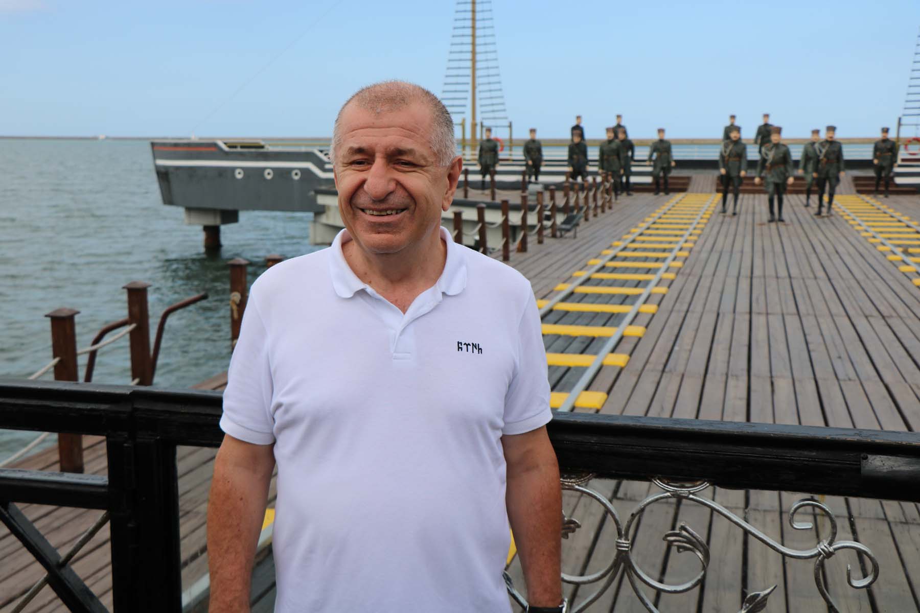 Ümit Özdağ, AK Parti standını ziyaret etti! Yaptığı çıkış sonrası beklemediği bir cevap aldı: Sizi üye yapalım