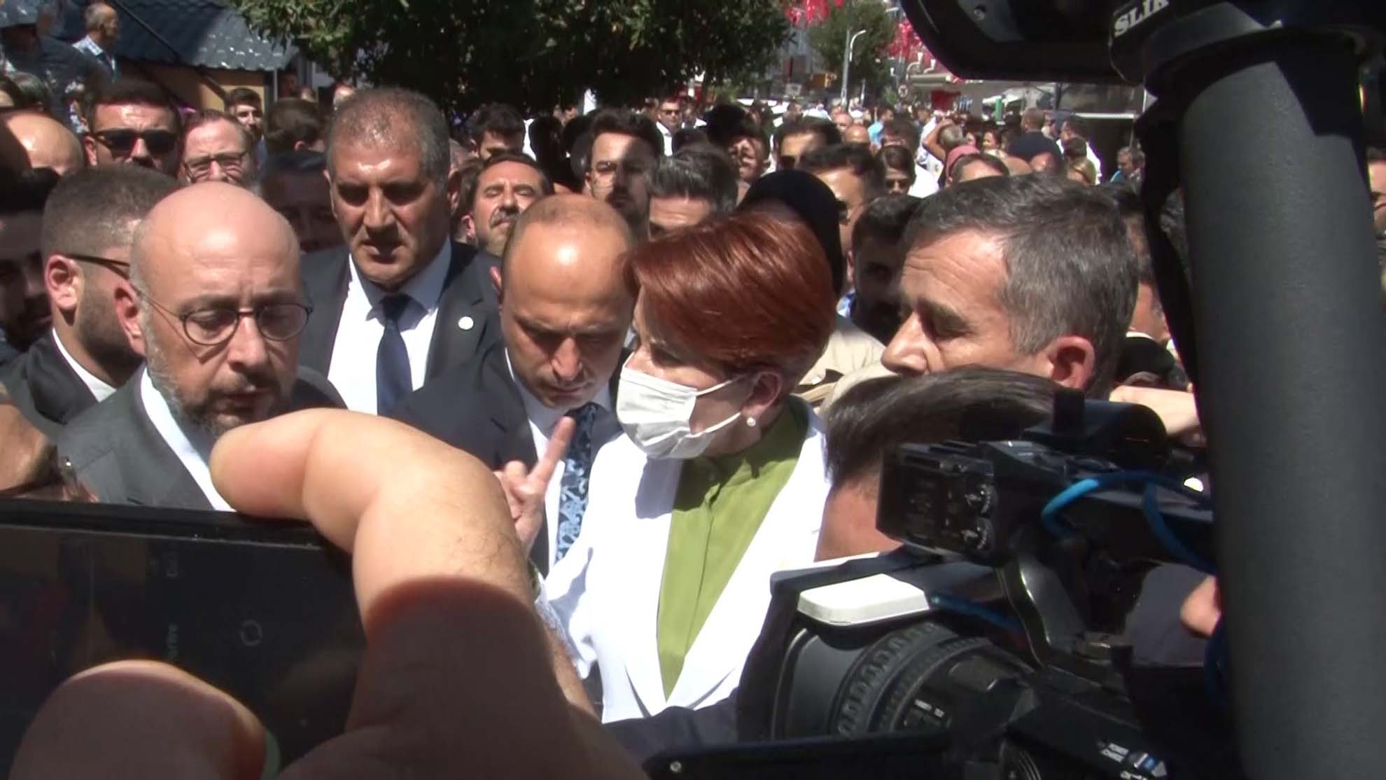 Meral Akşener çileden çıktı, parmak sallayarak vatandaşa bağırdı! Katiyen demedim yalan konuşuyorsun, yalancı