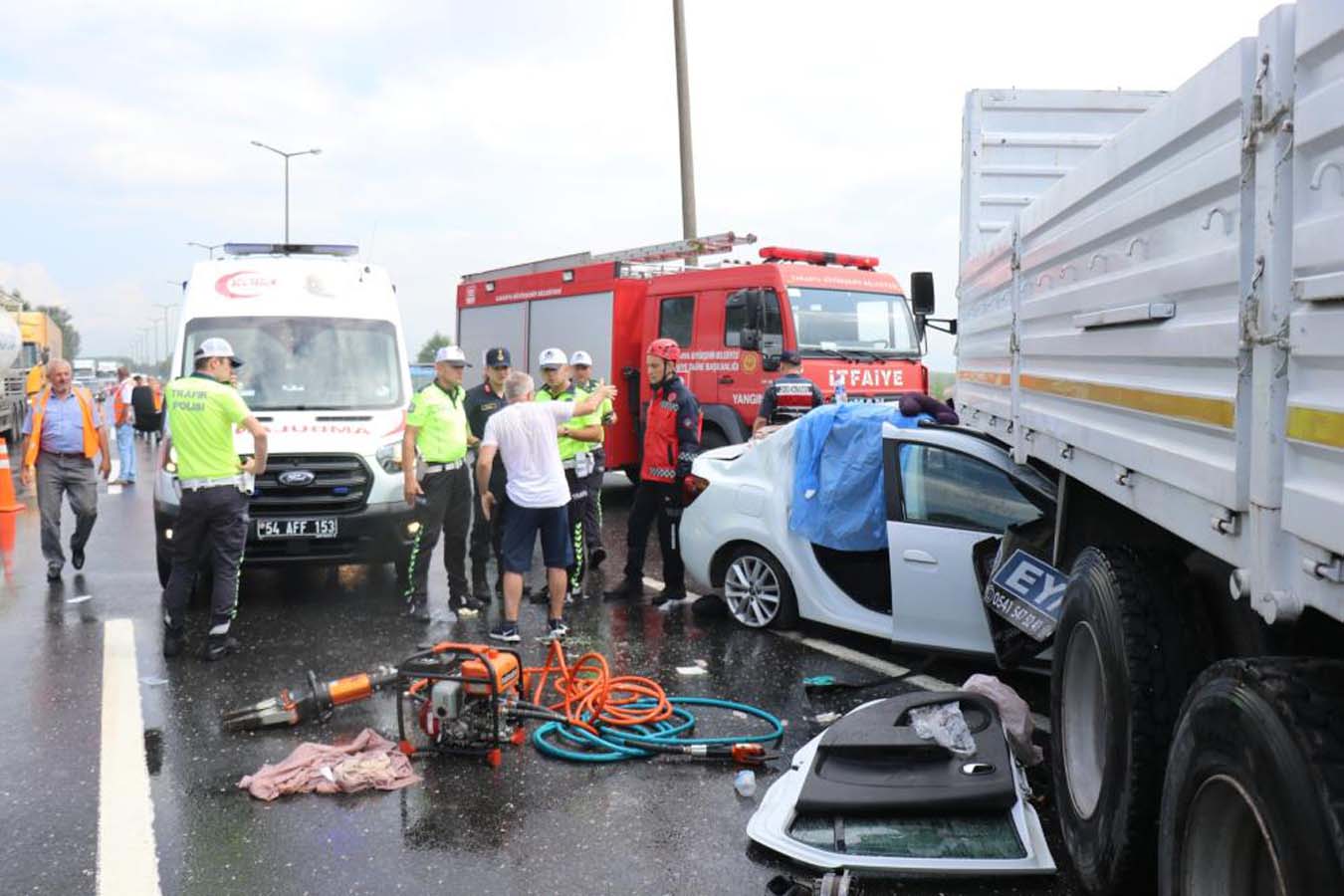 Böyle kaza görülmedi! Kamyona ok gibi saplandı: Ölü ve yaralılar var