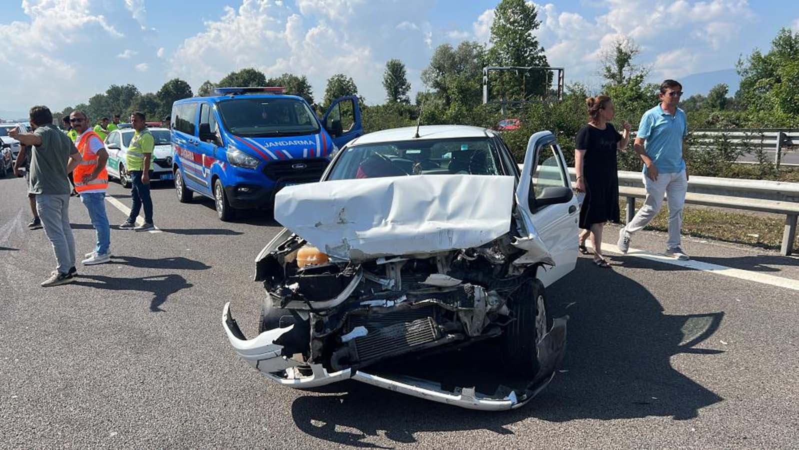 TEM otoyolunda zincirleme kaza! Çok sayıda yaralı var...