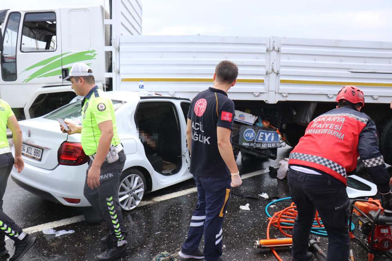 Böyle kaza görülmedi! Kamyona ok gibi saplandı: Ölü ve yaralılar var