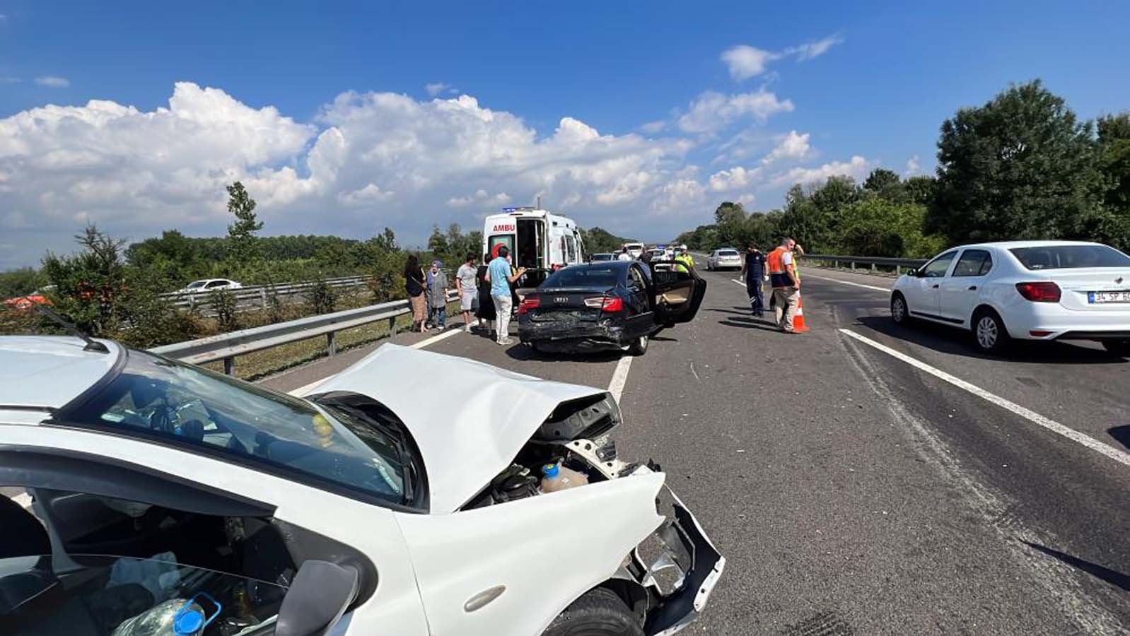 TEM otoyolunda zincirleme kaza! Çok sayıda yaralı var...