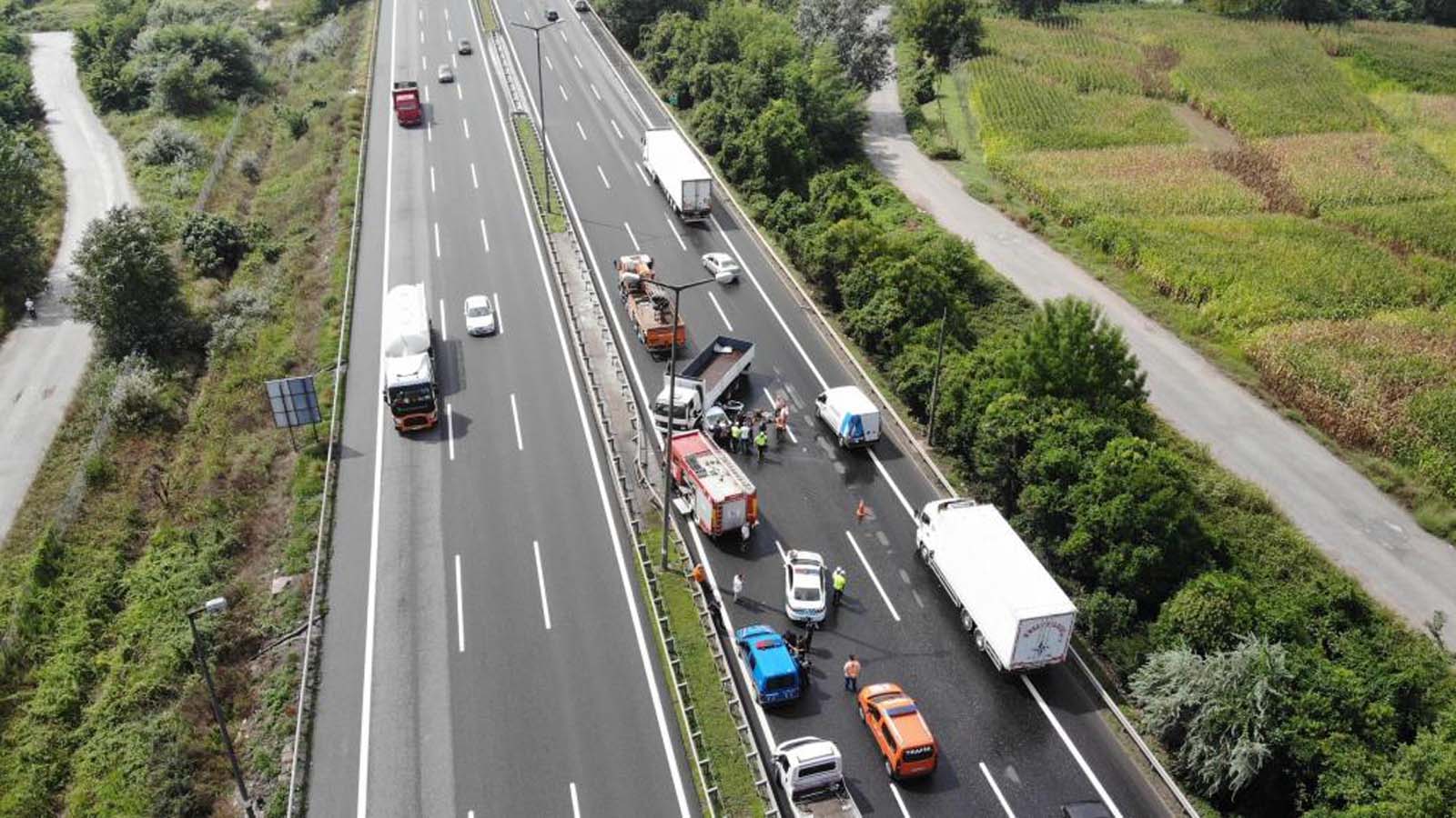 Böyle kaza görülmedi! Kamyona ok gibi saplandı: Ölü ve yaralılar var