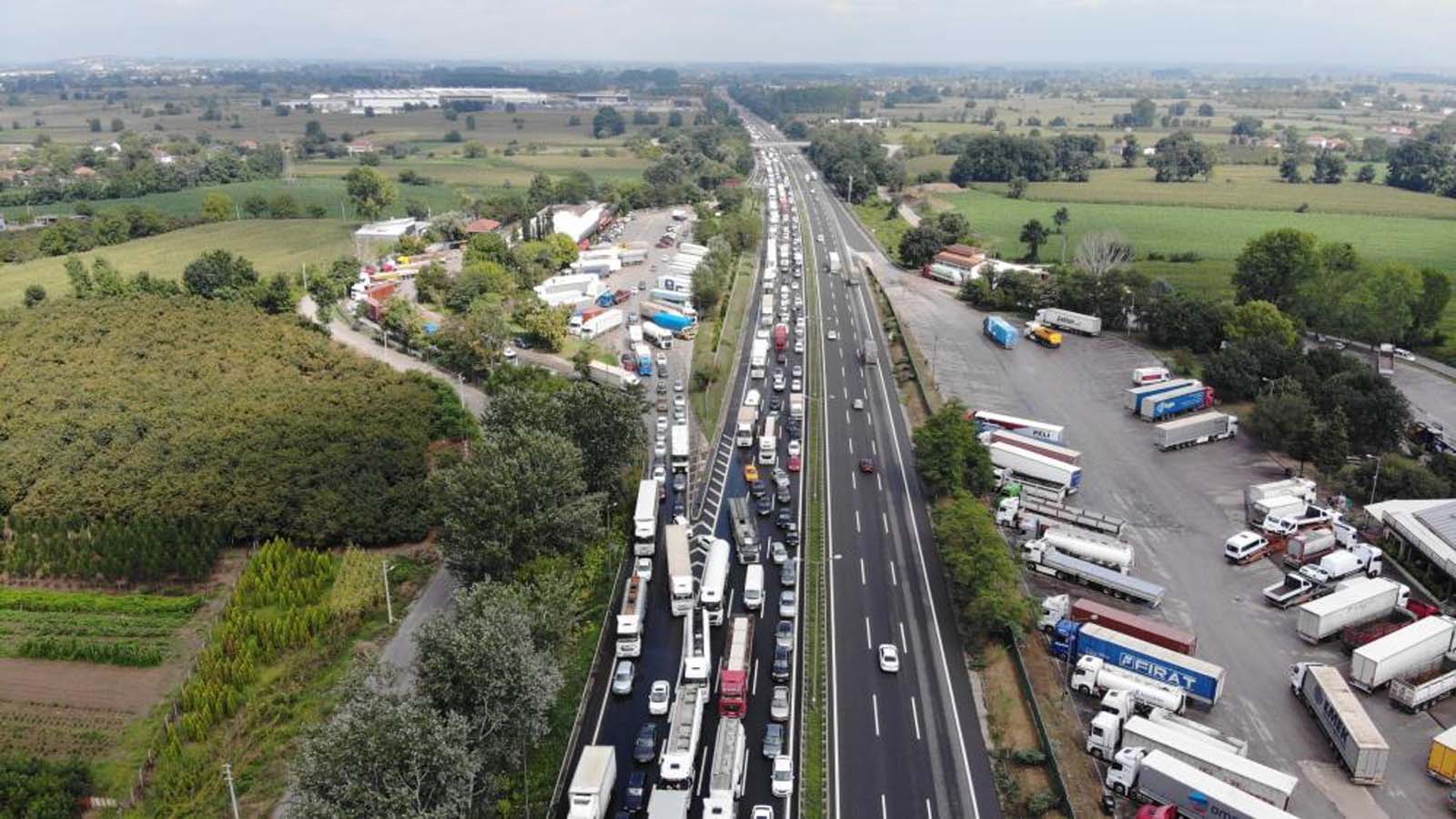 Böyle kaza görülmedi! Kamyona ok gibi saplandı: Ölü ve yaralılar var