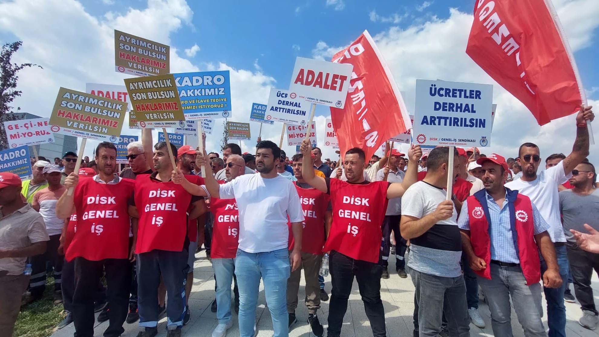 Kılıçdaroğlu ve Belediye Başkanı Albayrak'a protesto! Maaşlarına zam isteyen Tekirdağ Büyükşehir Belediyesi çalışanları kazan kaldırdı!