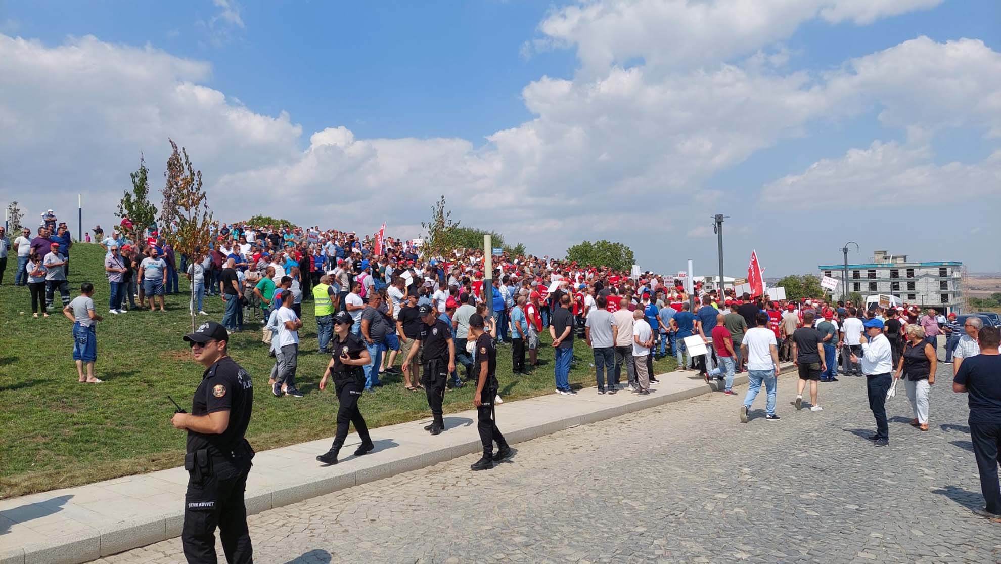 Kılıçdaroğlu ve Belediye Başkanı Albayrak'a protesto! Maaşlarına zam isteyen Tekirdağ Büyükşehir Belediyesi çalışanları kazan kaldırdı!