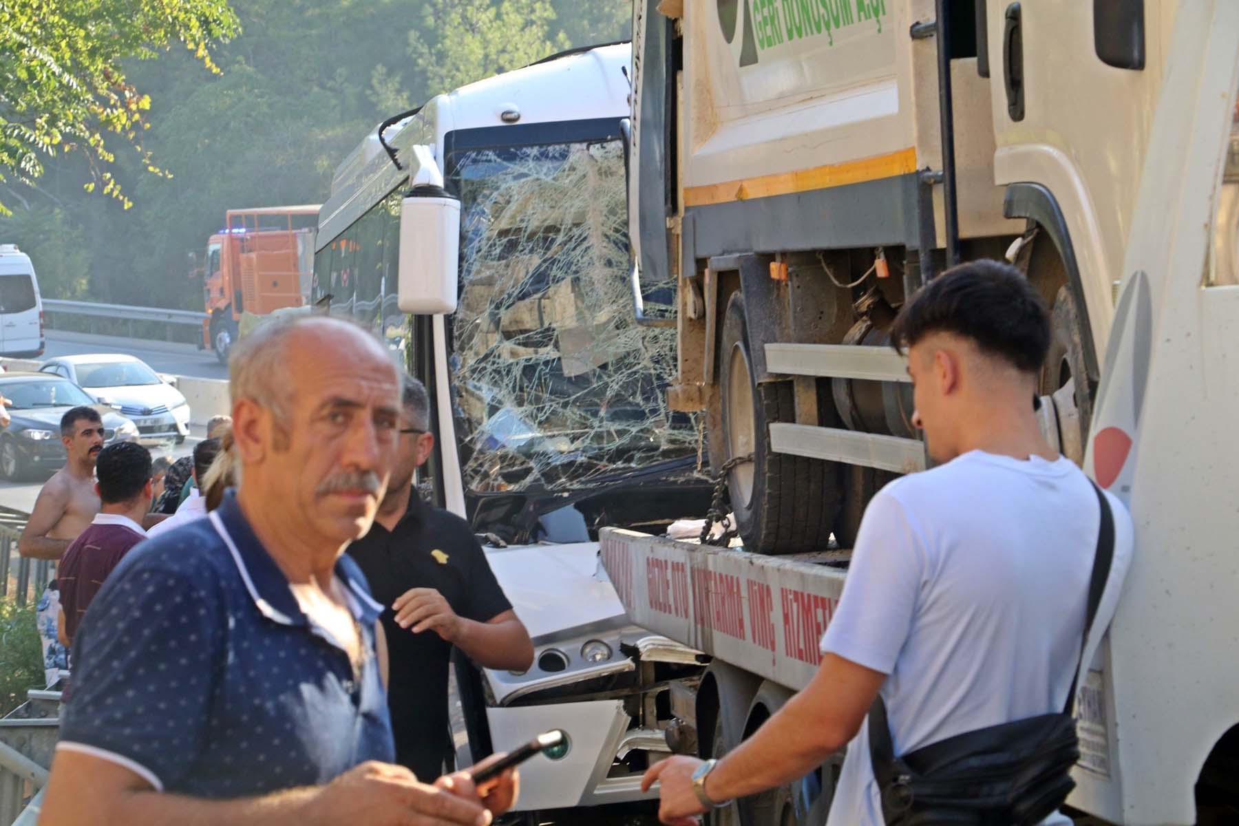 Antalya - Kemer otoyolunda feci kaza! Otel çalışanlarını taşıyan servis midibüsü, çekiciye çarptı: Çok sayıda yaralı var