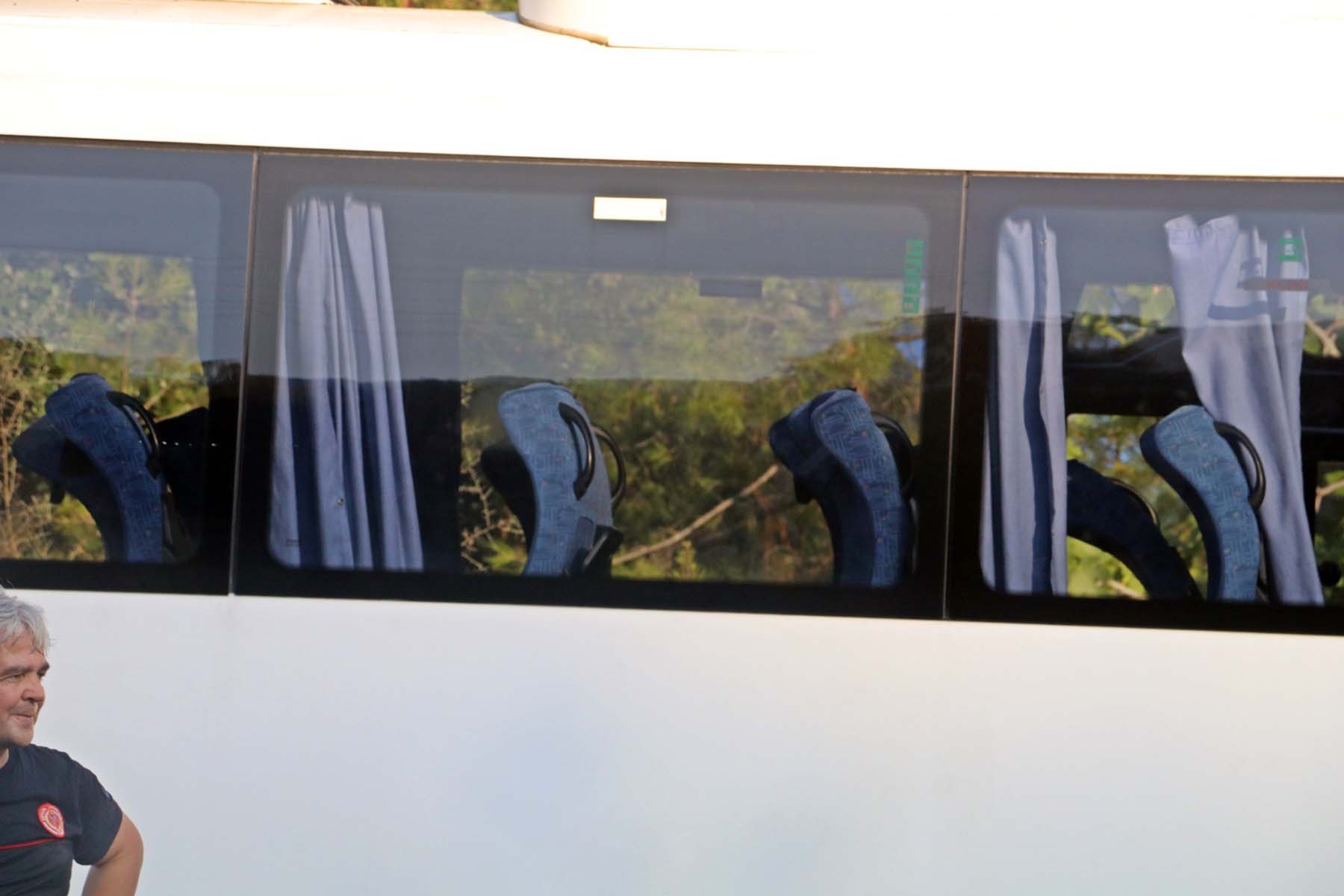 Antalya - Kemer otoyolunda feci kaza! Otel çalışanlarını taşıyan servis midibüsü, çekiciye çarptı: Çok sayıda yaralı var