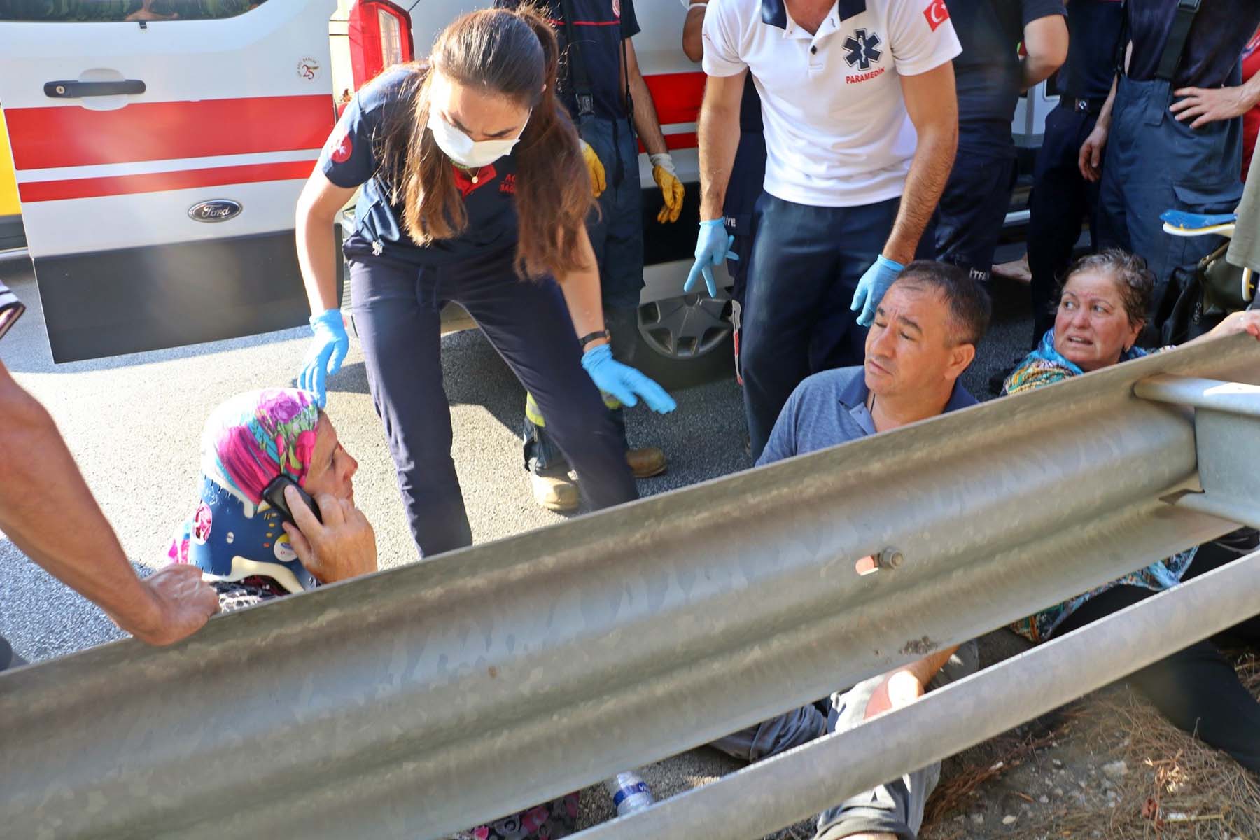 Antalya - Kemer otoyolunda feci kaza! Otel çalışanlarını taşıyan servis midibüsü, çekiciye çarptı: Çok sayıda yaralı var
