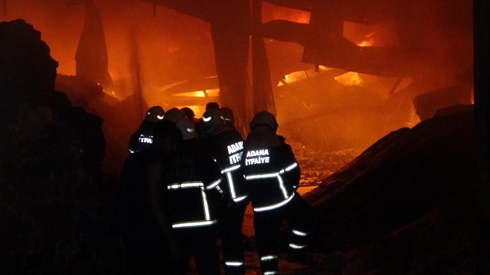 Adana'da korkutan yangın! Geri dönüşüm fabrikası alevlere teslim oldu