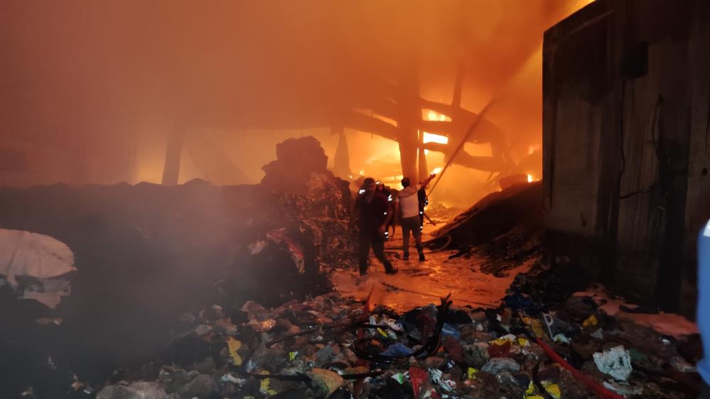 Adana'da korkutan yangın! Geri dönüşüm fabrikası alevlere teslim oldu