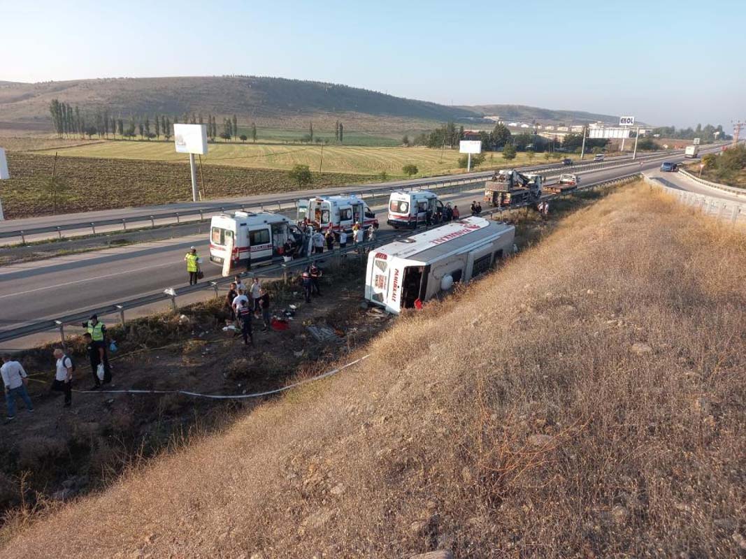 Asker adaylarını taşıyan otobüs kontrolden çıkarak şarampole devrildi! 30 yaralı
