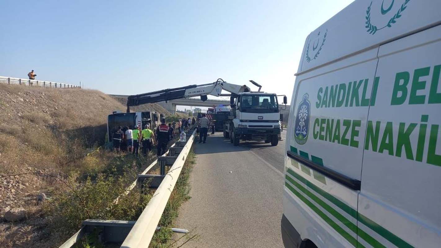 Asker adaylarını taşıyan otobüs kontrolden çıkarak şarampole devrildi! 30 yaralı