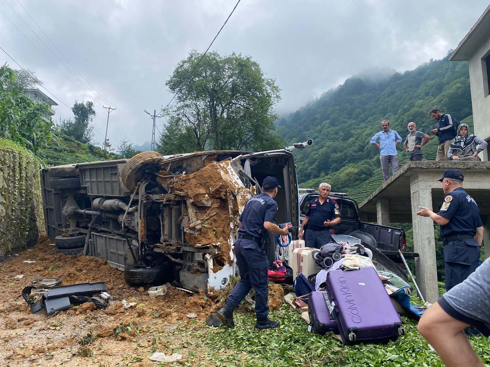 Gaziantep'in ardından Rize'de kaza! Turistleri taşıyan minibüs kaza yaptı: Çok sayıda yaralı var