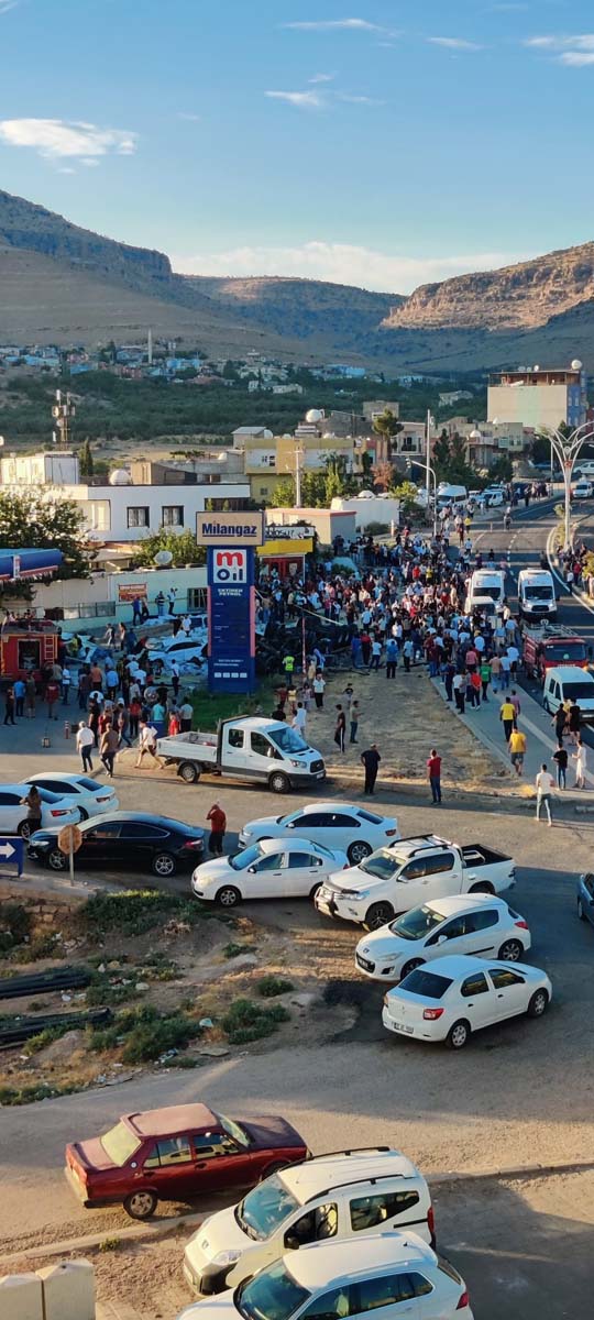 Son dakika | Mardin Derik'te freni patlayan TIR, kalabalığın arasına daldı: Çok sayıda ölü ve yaralı var