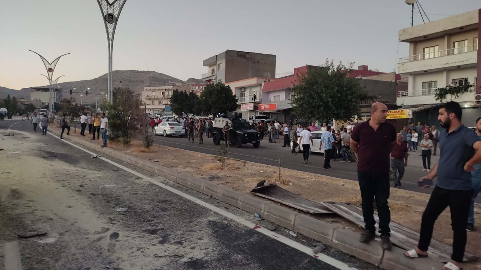 Son dakika | Mardin Derik'te freni patlayan TIR, kalabalığın arasına daldı: Çok sayıda ölü ve yaralı var