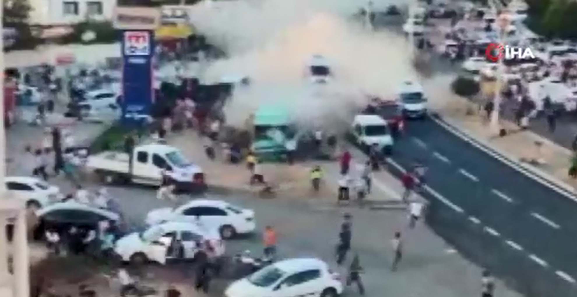 Son dakika | Mardin Derik'te freni patlayan TIR, kalabalığın arasına daldı: Çok sayıda ölü ve yaralı var