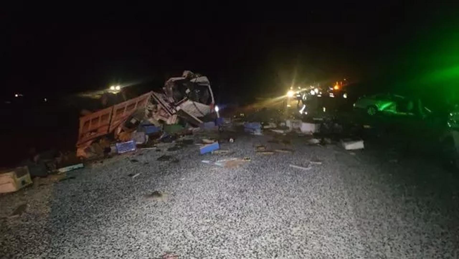 Muğla'da feci kaza! Arı yüklü kamyonla otomobil birbirine girdi: 4 ölü, 3 yaralı