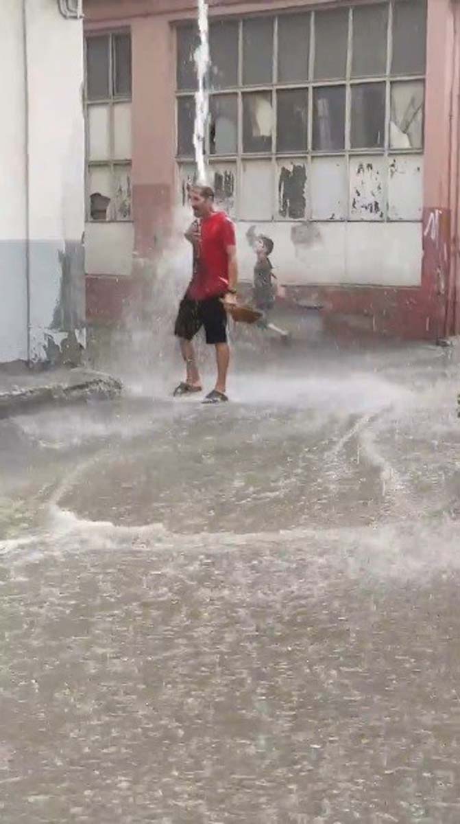 Sanki kış geldi! Sağanak yağış Bursa'yı etkisi altına aldı, yollar göle döndü! Yağmur altında banyo yapan vatandaş gülümsetti!
